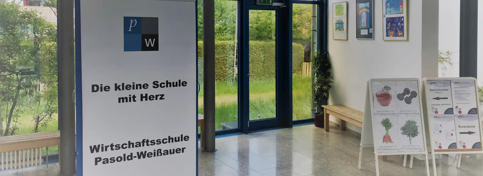 Empfang mit Tafel Die kleine Schule mit Herz