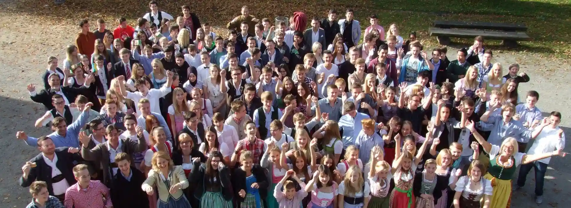 Die Schüler draussen am Winken