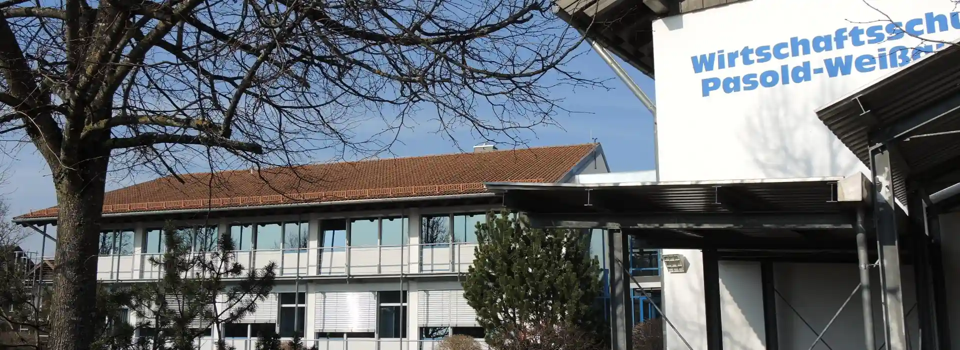 Das Schulhaus im Sommer