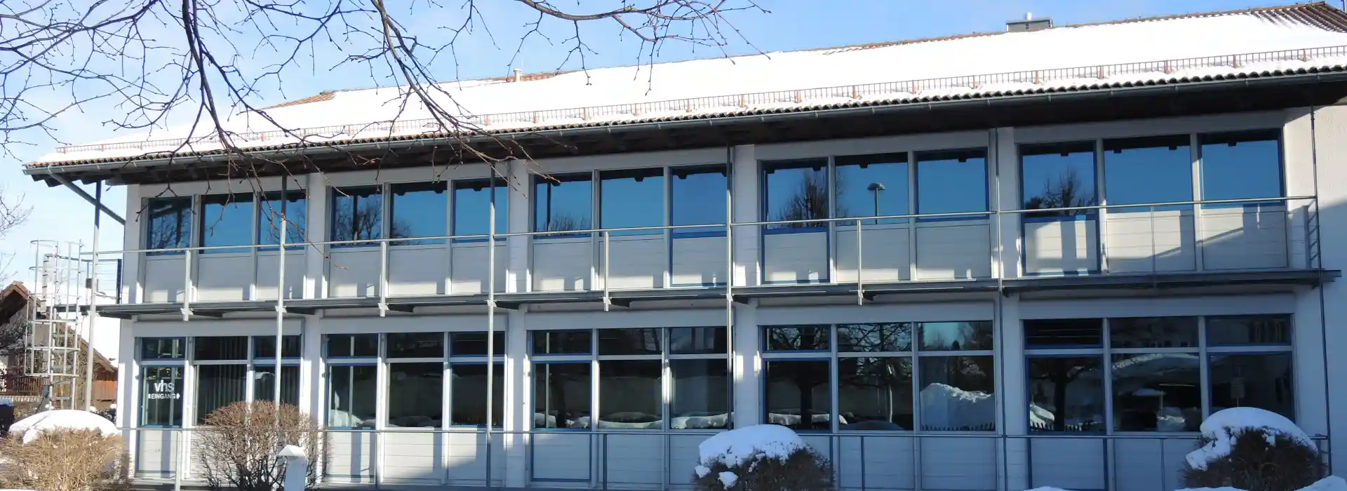 Das Schulhaus aus der Vogelperspektive tim Sommer