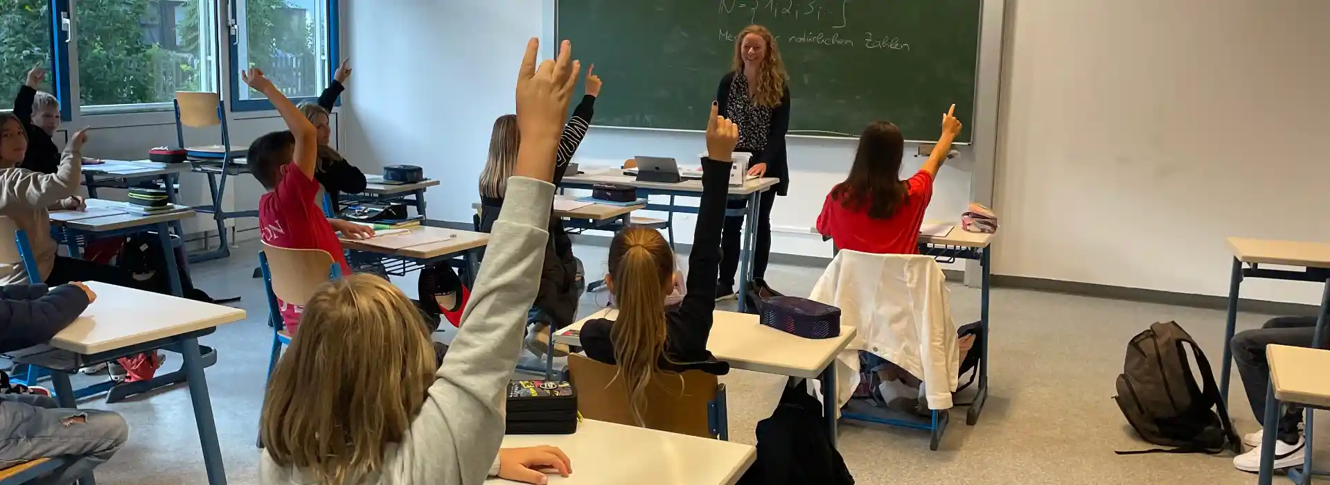 Aktive Schulklasse im Schulzimmer